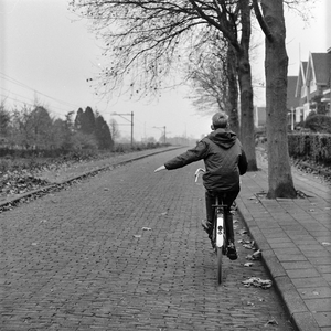 125675 Afbeelding van een fietsende jongen, vermoedelijk in de Jac van Looylaan te Soest.